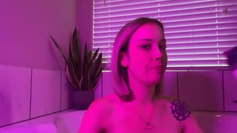 leanneluxecouple online show from April 18, 10:21 pm