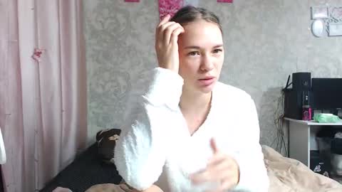 Snapshot of leila_bambi_ chatting on October 17, 9:24 am leila_bambi_ online show from October 17, 9:24 am