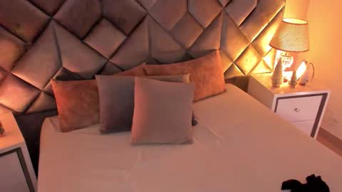 Leizathompson online show from December 18, 7:09 pm