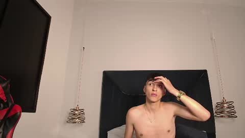 leodrake_ online show from August 5, 4:31 am