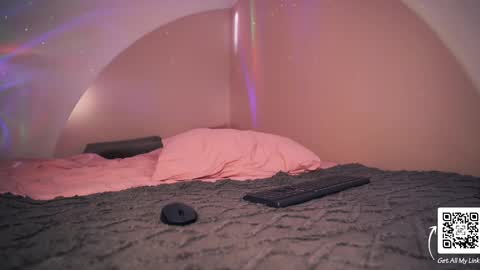 Snapshot of leonamell chatting on March 5, 2:25 am Leo online show from March 5, 2:25 am