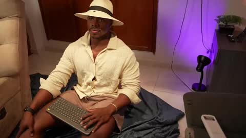 Snapshot of leonardo_jones1 chatting on September 19, 5:22 am Leandro jones online show from September 19, 5:22 am