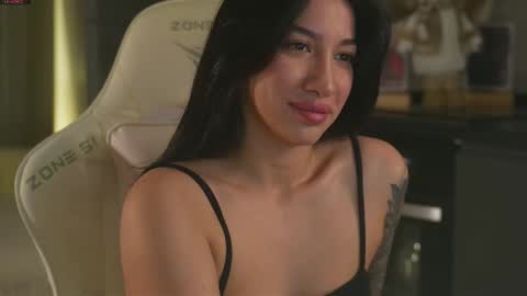 Leora online show from November 22, 5:22 pm