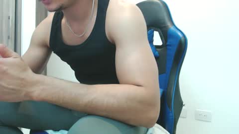 leostorm25 online show from October 7, 11:01 pm