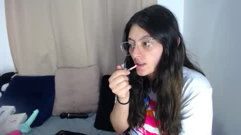 lessliee online show from April 13, 9:02 am