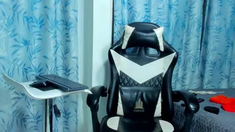 Snapshot of lessly_kittyn chatting on September 30, 11:04 pm lessly online show from September 30, 11:04 pm