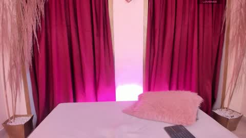 Lexie Thompson  online show from November 28, 12:45 pm