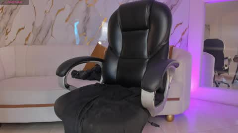 Lexie  online show from April 4, 9:00 pm