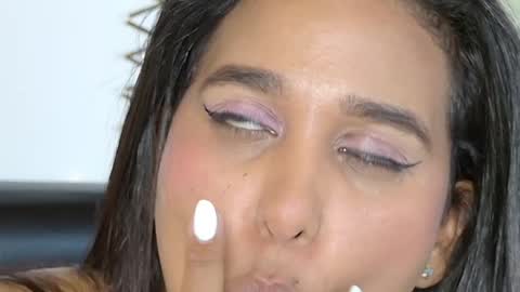 Lia James online show from April 19, 6:10 pm