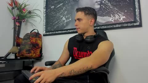 Snapshot of liam_walk chatting on December 27, 8:39 pm Liam online show from December 27, 8:39 pm