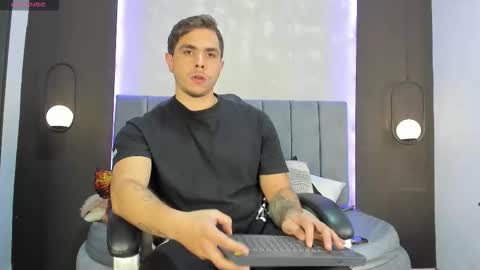 Snapshot of liam_walk chatting on October 20, 9:09 pm Liam online show from October 20, 9:09 pm