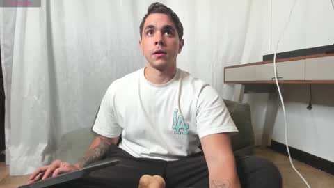 Snapshot of liam_walk chatting on October 30, 4:02 am Liam online show from October 30, 4:02 am