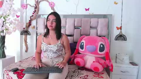 liawells_ online show from June 25, 1:27 pm