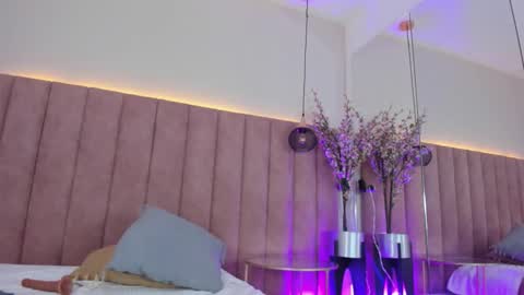 liindsaymoon online show from October 16, 5:40 am