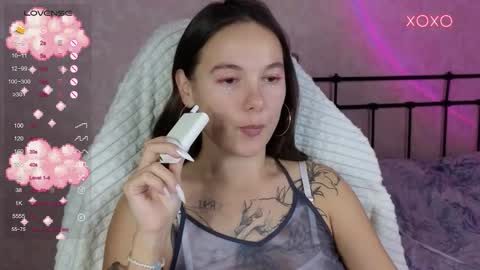 Snapshot of lil_luna_x chatting on October 4, 7:44 pm little moon online show from October 4, 7:44 pm