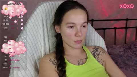 Snapshot of lil_luna_x chatting on October 16, 11:36 pm little moon online show from October 16, 11:36 pm