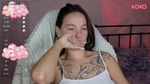 Snapshot of lil_luna_x chatting on October 15, 11:16 pm little moon online show from October 15, 11:16 pm