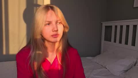Snapshot of lil_tasty33 chatting on October 22, 10:07 am Emma online show from October 22, 10:07 am