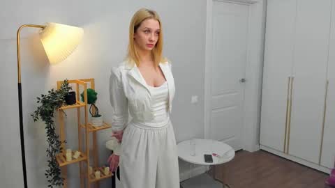 Lili online show from November 17, 8:17 am