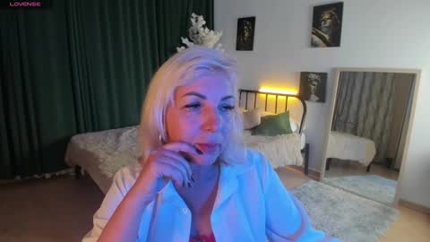 Snapshot of lilia_moons chatting on October 21, 11:04 am Lilia online show from October 21, 11:04 am