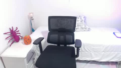 Snapshot of lilian_pradaa chatting on October 14, 8:34 pm lilian online show from October 14, 8:34 pm