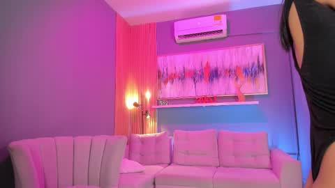 holis soy lily chang no olvides el pulgar arriba es muy importante para mi 3 independent model online show from March 3, 8:05 pm