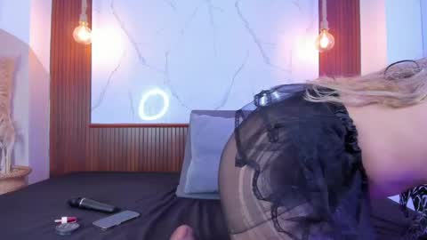 lillian_lee1 online show from May 23, 6:15 pm