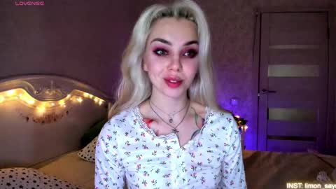 LilliMoore online show from May 22, 1:12 am