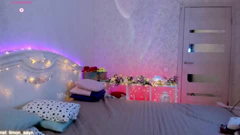 LilliMoore online show from October 4, 12:30 am