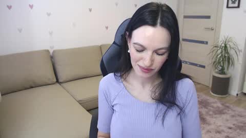 lilliyves online show from April 6, 11:11 am