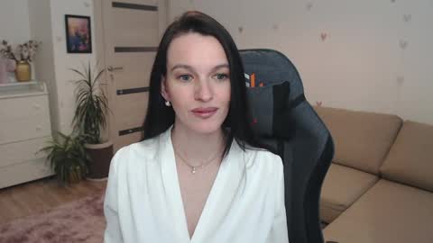 lilliyves online show from May 25, 5:30 pm