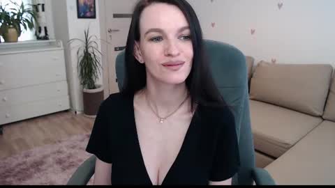 lilliyves online show from July 5, 4:47 pm