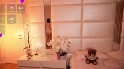 Lilly Colins online show from December 16, 8:48 pm