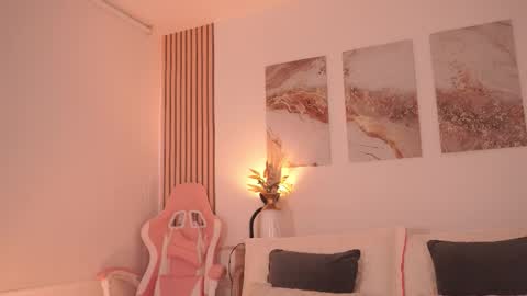 Lilly Thompson  online show from March 17, 9:20 pm