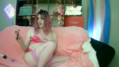 Snapshot of lillyvtrap chatting on September 28, 11:14 pm lillyVonT online show from September 28, 11:14 pm