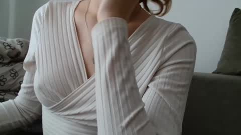 small lily online show from April 23, 4:08 pm