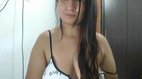 iiisabella online show from December 4, 10:40 am