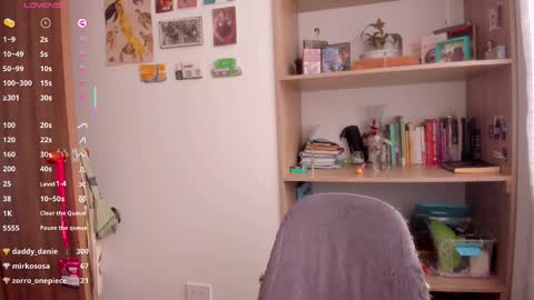 Giggles  online show from January 5, 5:27 pm