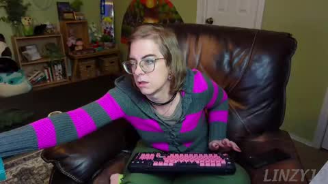 Linzy19 online show from February 14, 3:43 am