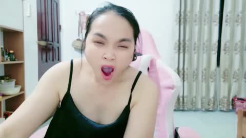 lisa_hanw online show from May 11, 4:04 pm