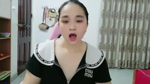 lisa_hanw online show from June 1, 11:50 pm
