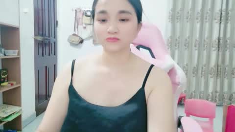 lisa_hanw online show from May 14, 4:38 pm