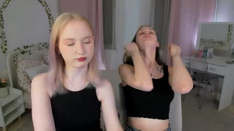 Lisa blonde  Alisa brunette online show from April 4, 9:11 pm