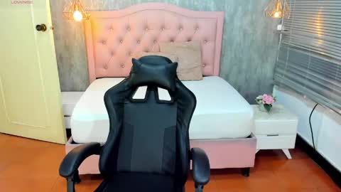 L I S S A  online show from April 21, 3:02 am