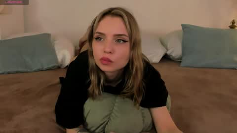 little_clare_ online show from May 22, 1:18 pm