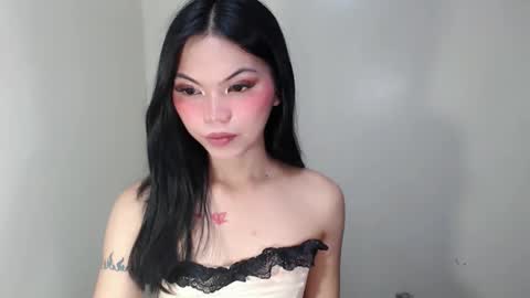 littlelace_ online show from March 21, 9:36 am