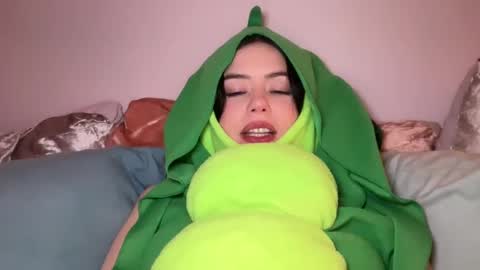 Snapshot of littlesugarpea chatting on January 5, 3:11 am Little Sugar Pea  online show from January 5, 3:11 am