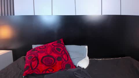 Liz  online show from February 3, 7:00 pm