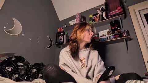 Snapshot of lizzyylovesick chatting on December 2, 5:43 pm lizzybunny online show from December 2, 5:43 pm