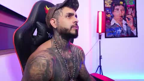 logan_hugh8 online show from October 23, 3:41 am